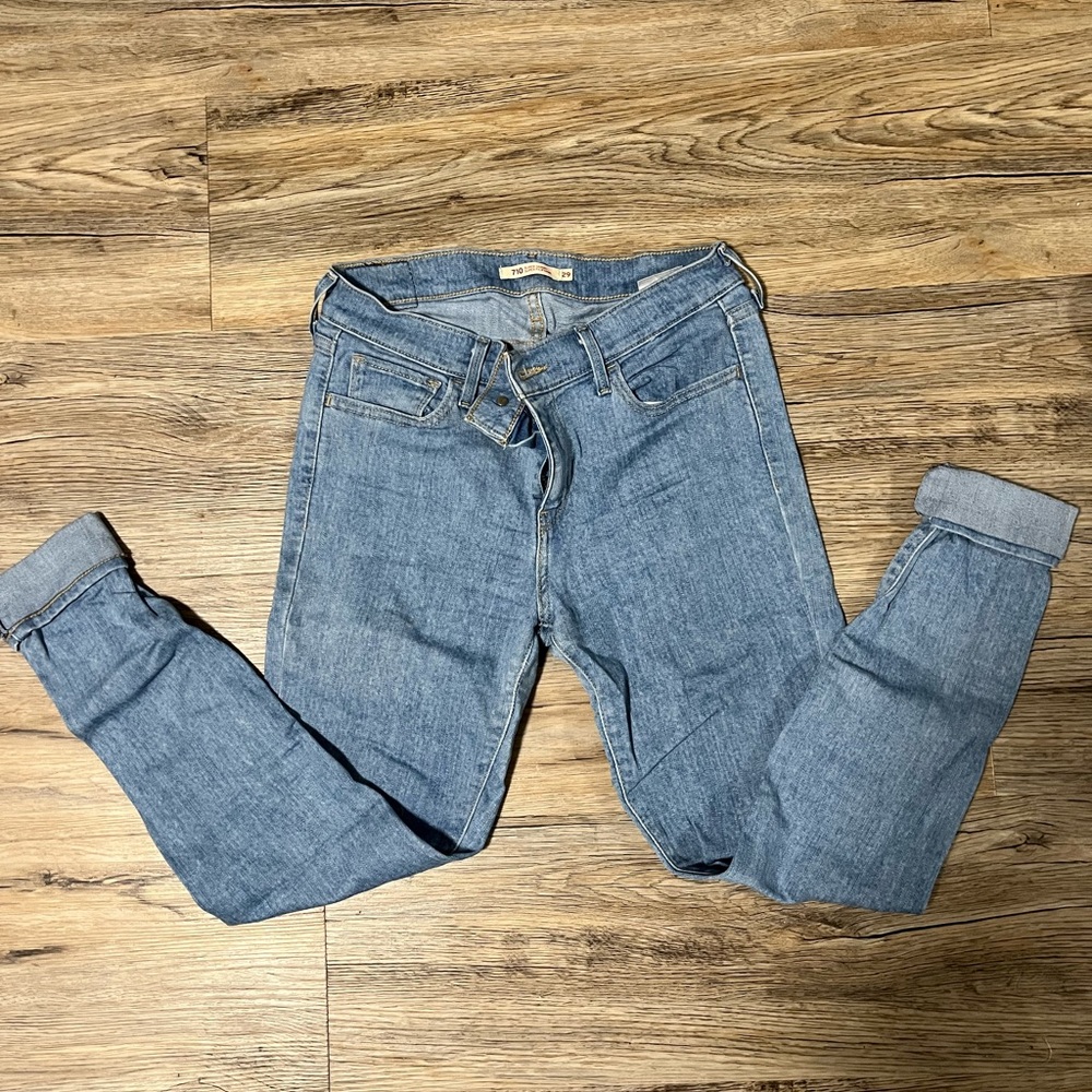 LEVI’S 710 SUPER SKINNY